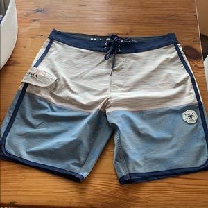 Vissla Men’s multicolor board shorts size 32